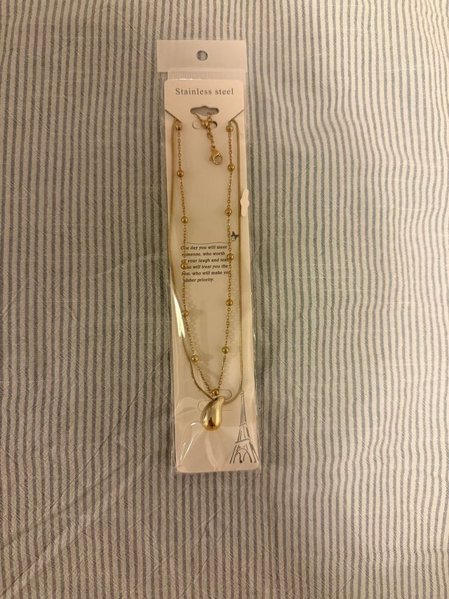 2 Collar dorado, uno de lágrima y otro de oso