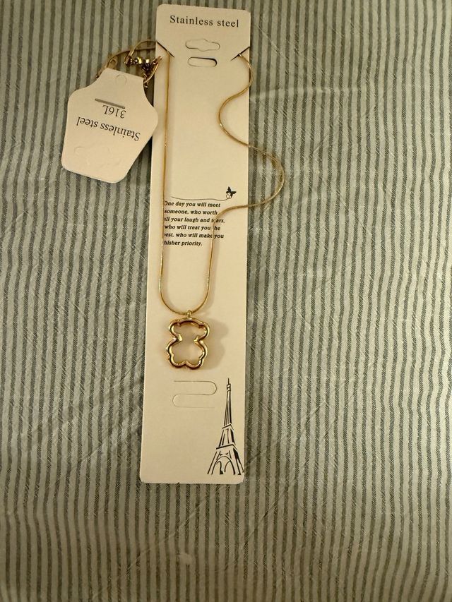 2 Collar dorado, uno de lágrima y otro de oso