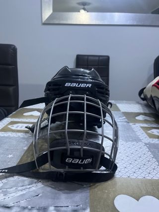 Casco de hockey Bauer con rejilla