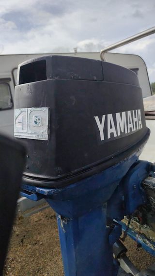 Embarcación de recreo y remolque.