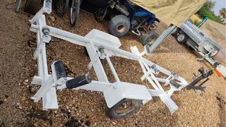 Embarcación de recreo y remolque.