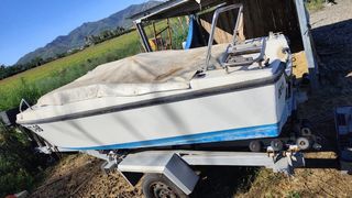 Embarcación de recreo y remolque.