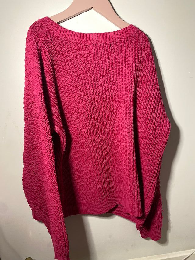 Jersey rosa fucsia con agujeros