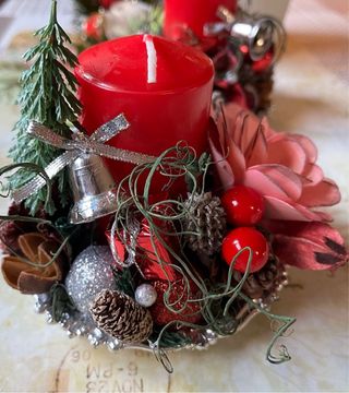 Centrotavola natalizio con candela rossa