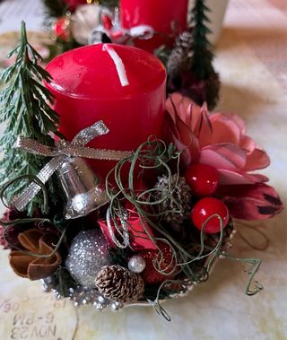 Centrotavola natalizio con candela rossa