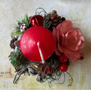 Centrotavola natalizio con candela rossa