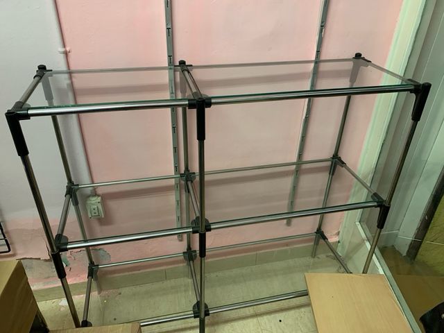 Estantería de cristal y metal