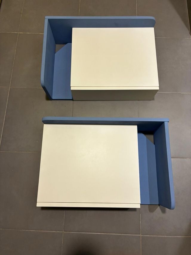 Mesillas de noche azules y blancas