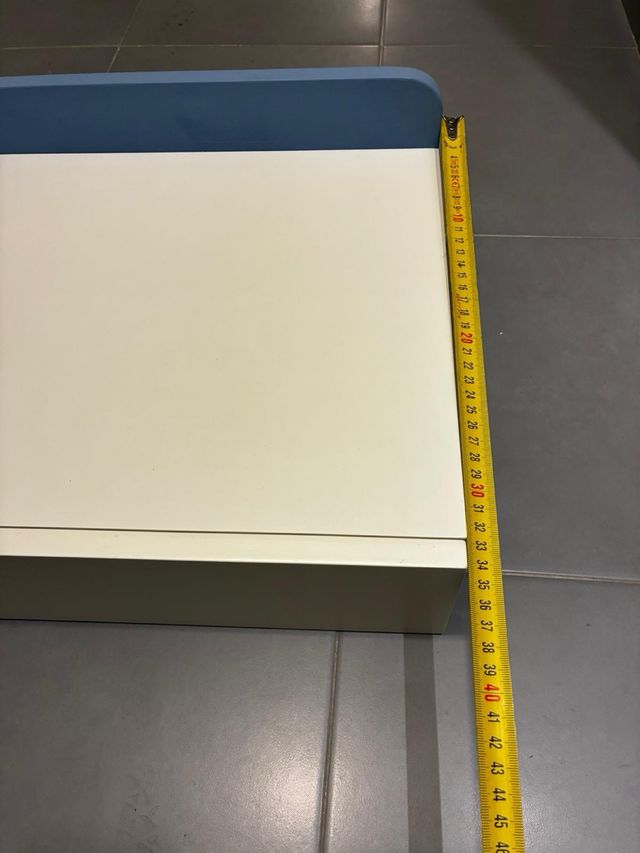 Mesillas de noche azules y blancas