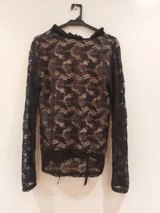 Blusa de encaje negra y beige