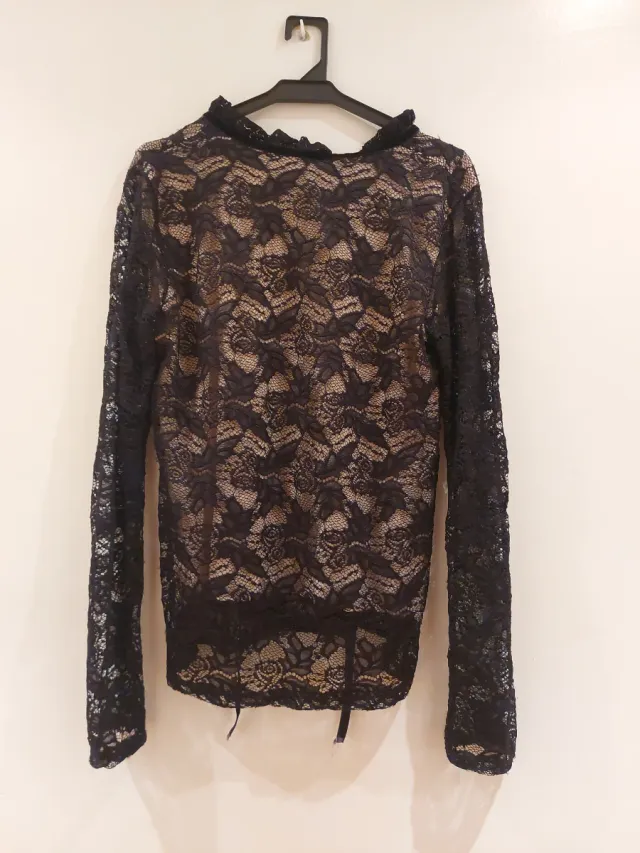 Blusa de encaje negra y beige