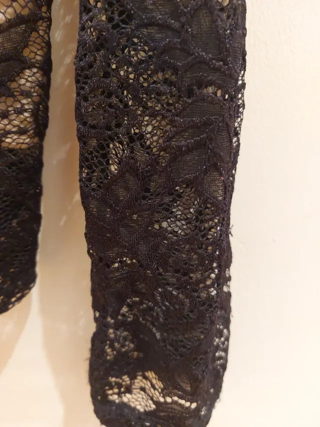 Blusa de encaje negra y beige