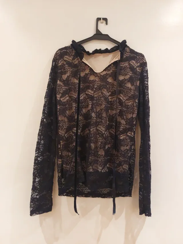 Blusa de encaje negra y beige