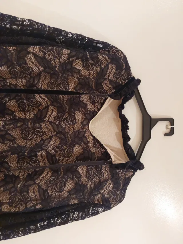 Blusa de encaje negra y beige