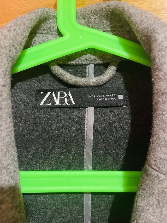 Cazadora Zara gris con cinturón Talla S