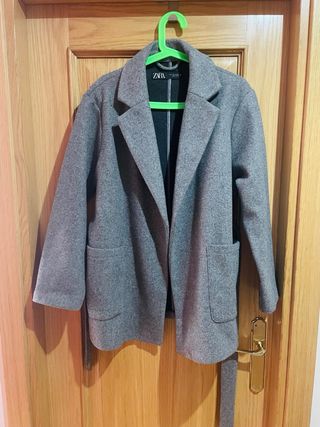 Cazadora Zara gris con cinturón Talla S
