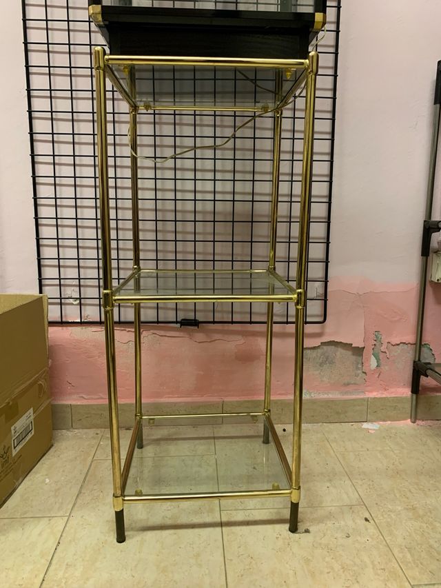 Estantería de cristal y metal dorada