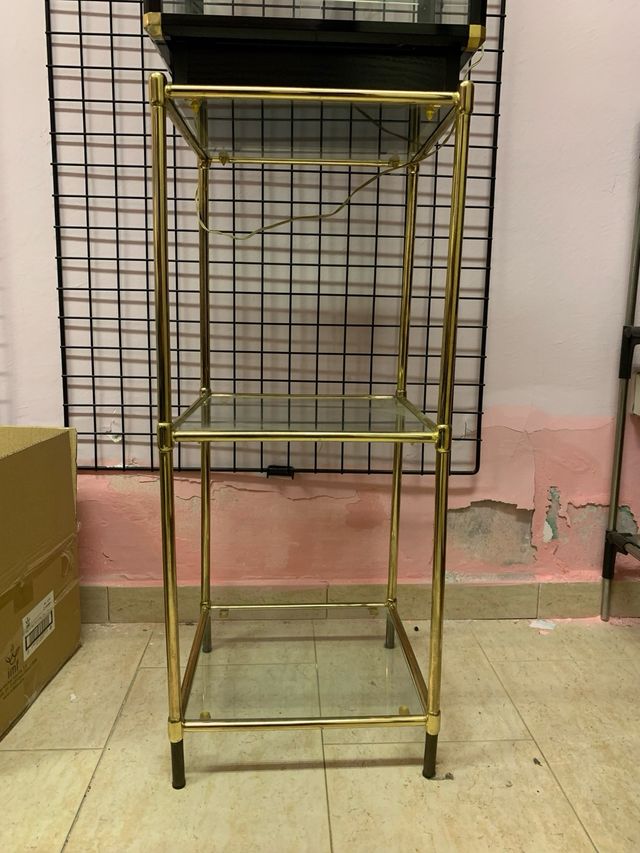 Estantería de cristal y metal dorada