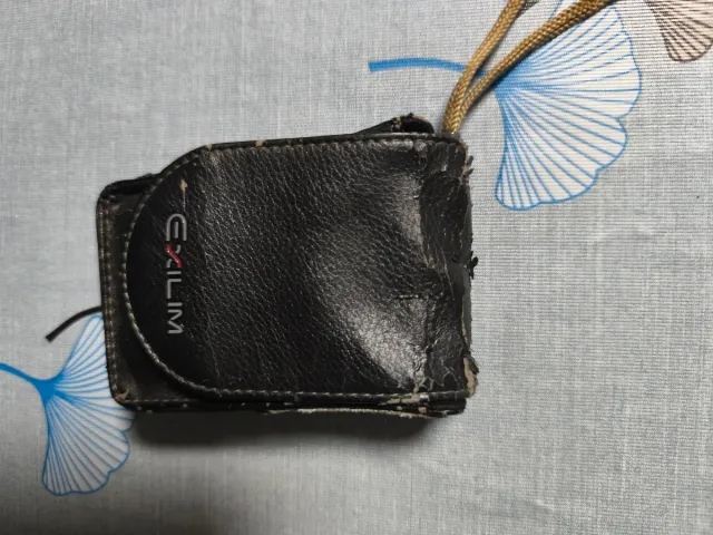 Funda y cámara Casio EXILIM cuero negra