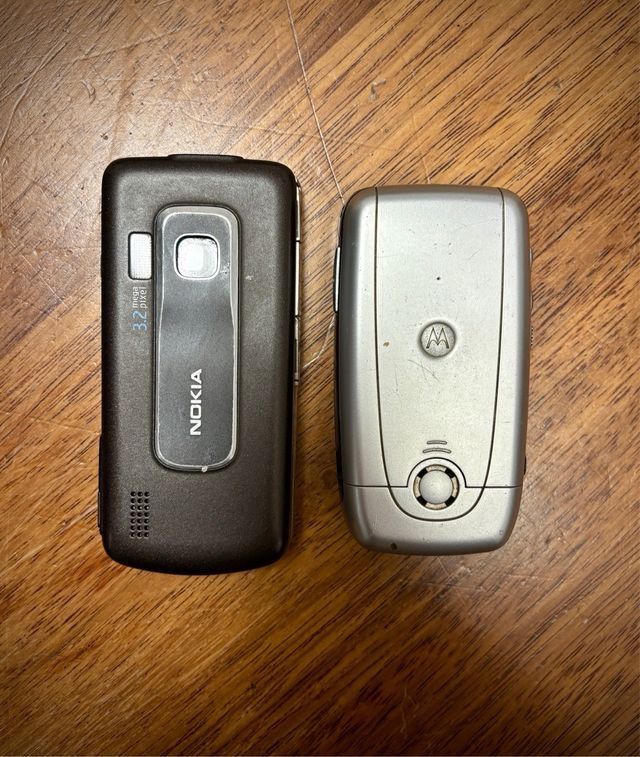 2 celulares vintage Nokia Navigator Motolola V220