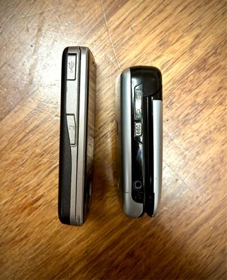 2 cellulari vintage Nokia Navigator Motolola V220