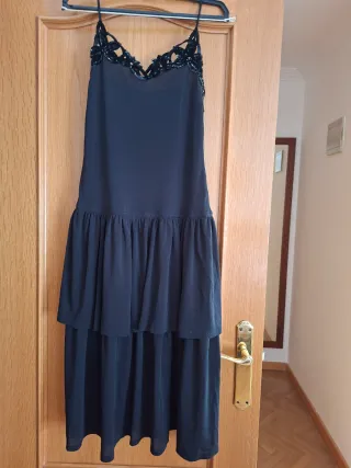 Vestido de fiesta negro con pedrería.