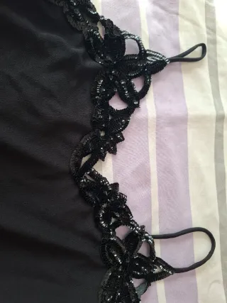 Vestido de fiesta negro con pedrería.