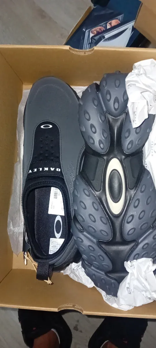 Zapatillas Oakley Negras y Grises