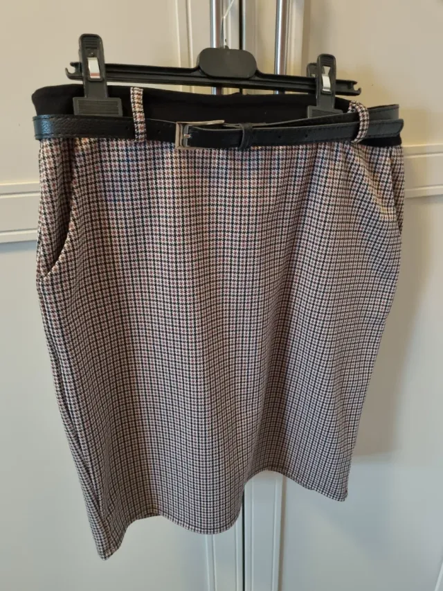 Falda de cuadros con cinturón