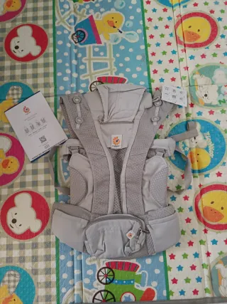 Porta bebê Ergobaby Omni Breeze Cinza