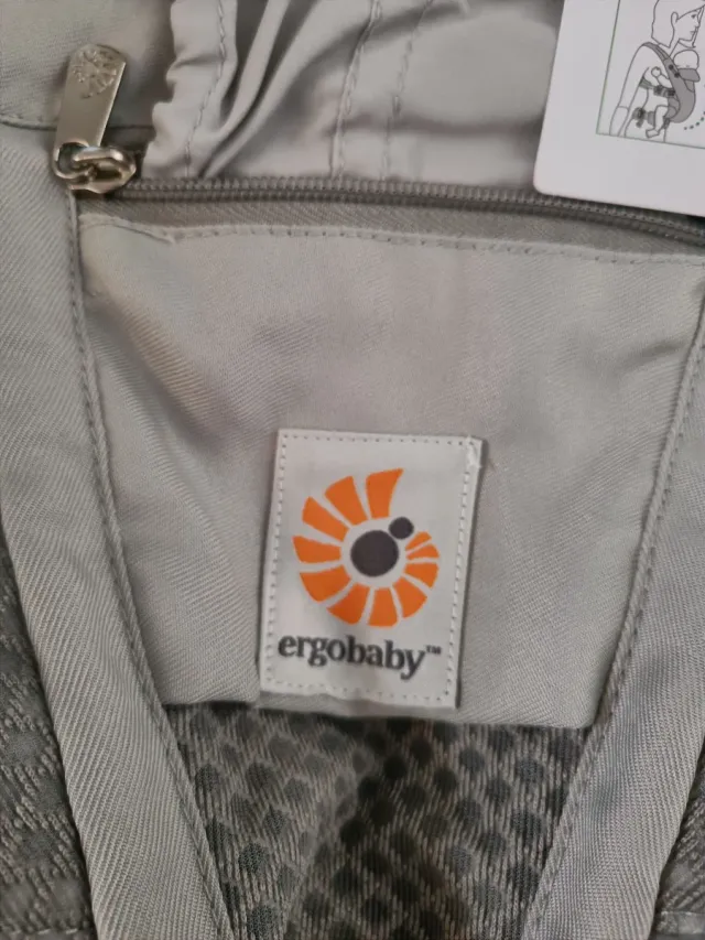 Porta bebê Ergobaby Omni Breeze Cinza