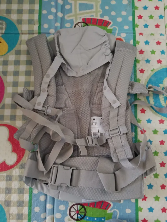 Porta bebê Ergobaby Omni Breeze Cinza