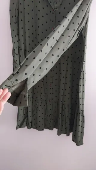 Vestido verde con lunares negros