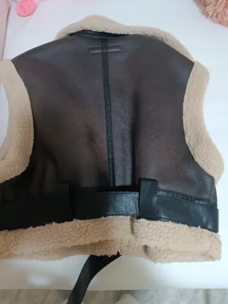 Chaleco Zara efecto piel forrado borreguito