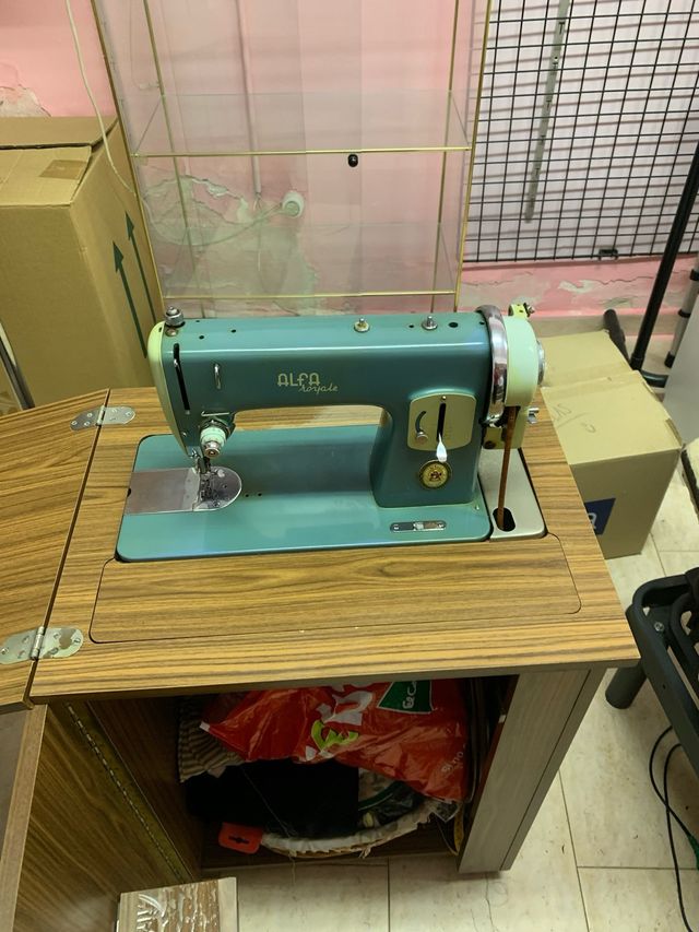 Máquina de coser Alfa Royale (en su mueble)