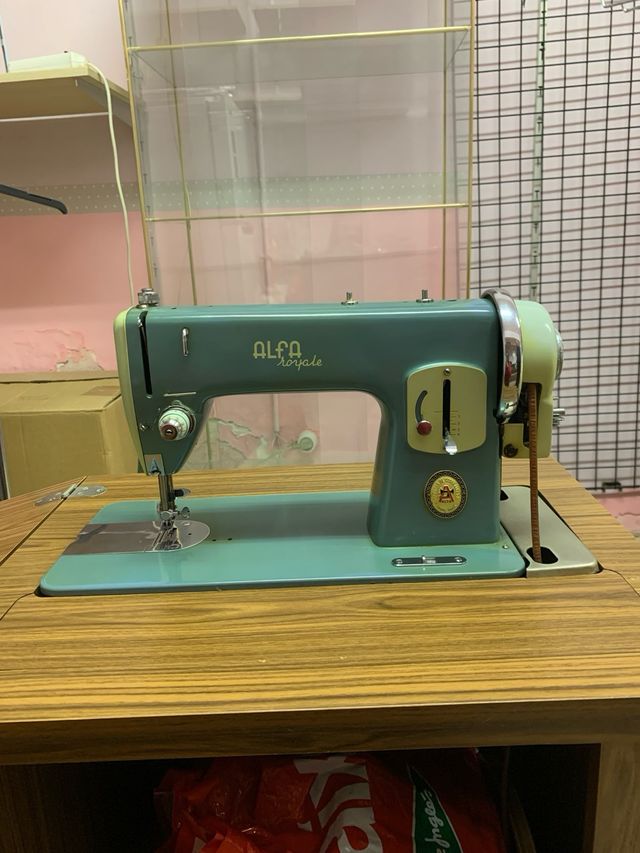 Máquina de coser Alfa Royale (en su mueble)
