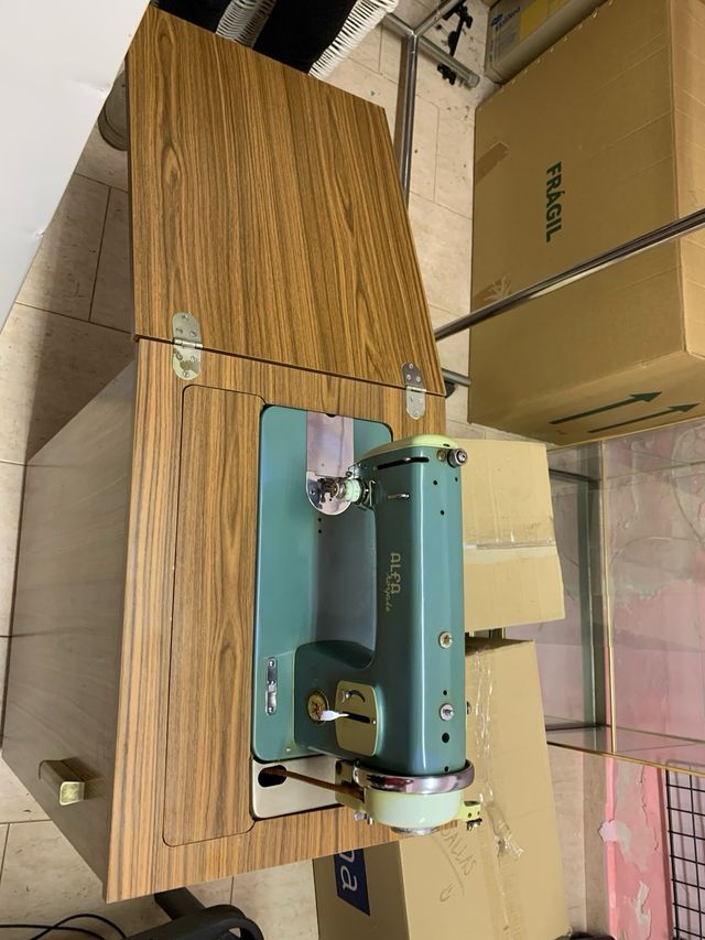 Máquina de coser Alfa Royale (en su mueble)