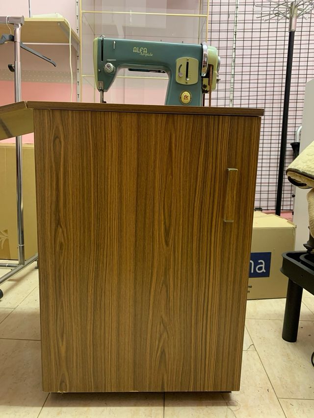 Máquina de coser Alfa Royale (en su mueble)