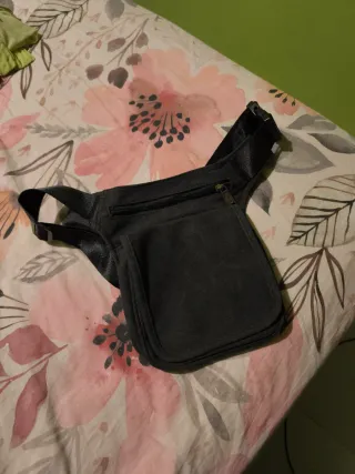 URGE Riñonera negra nueva