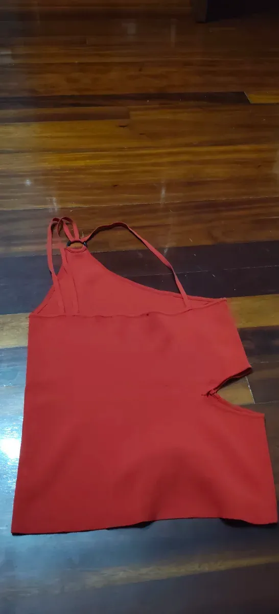 Camiseta roja con cortes