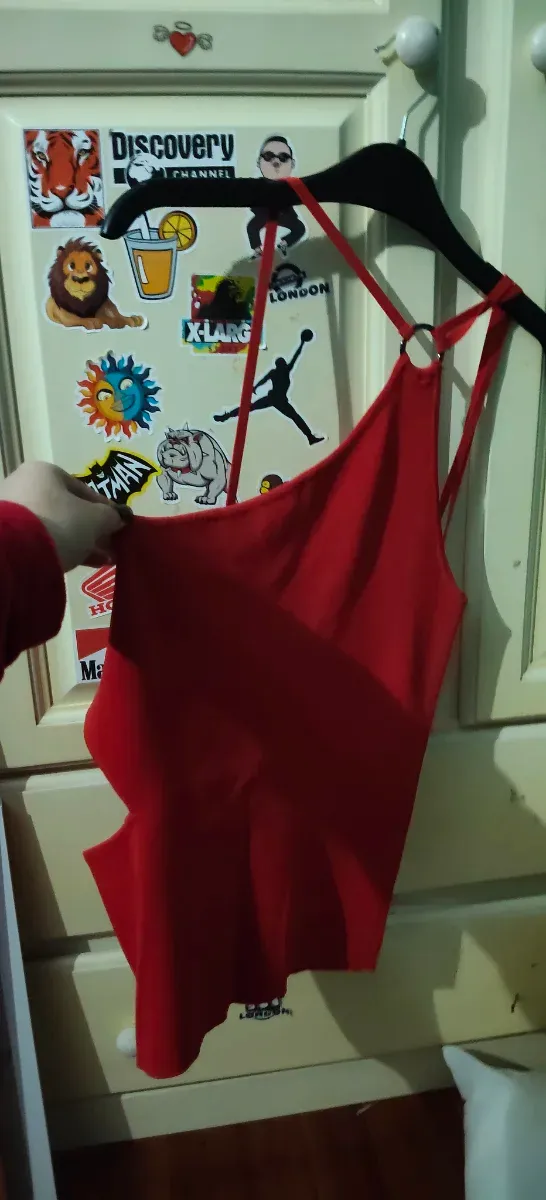 Camiseta roja con cortes