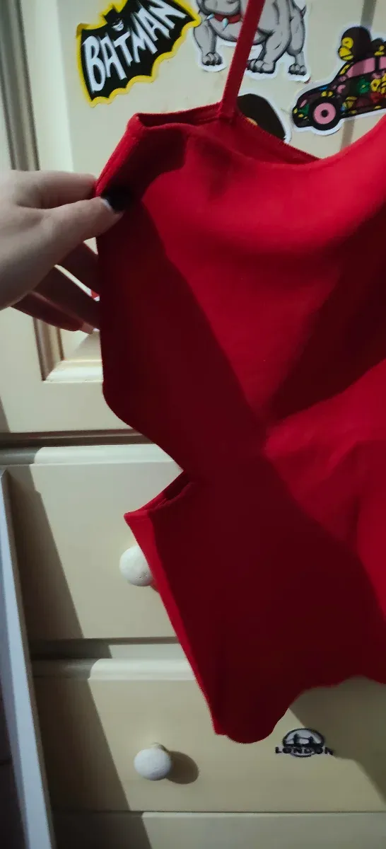 Camiseta roja con cortes