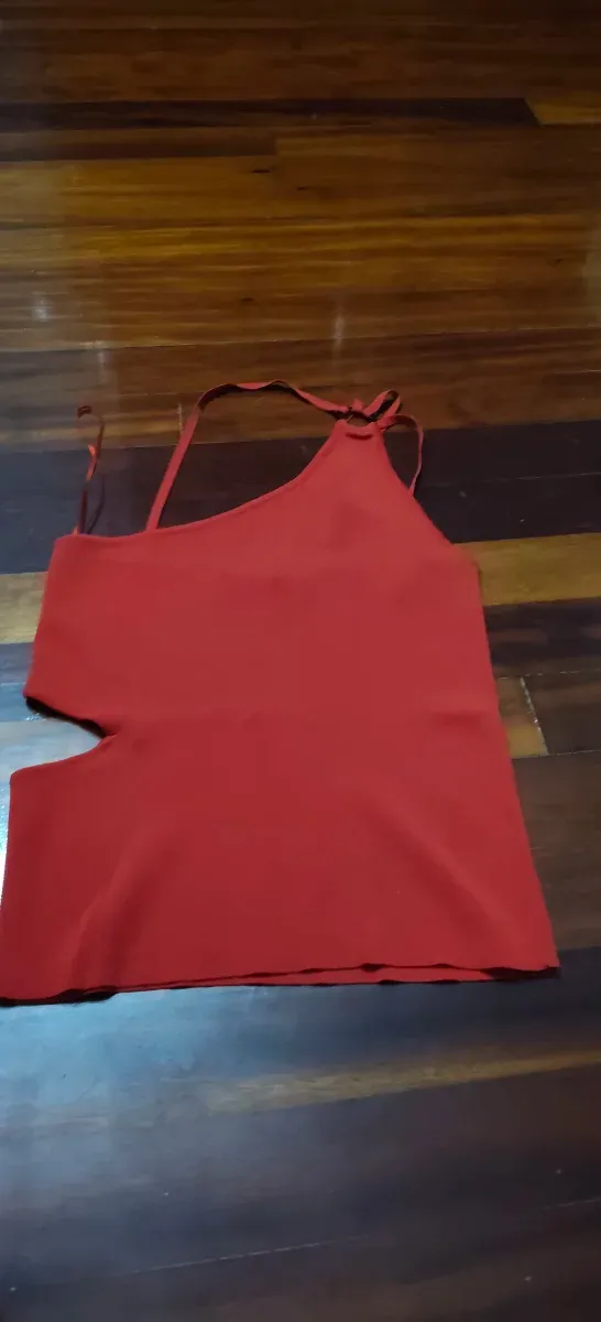 Camiseta roja con cortes