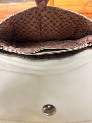 Cartera de mano crema vintage con forro estampado