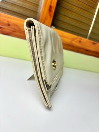 Cartera de mano crema vintage con forro estampado