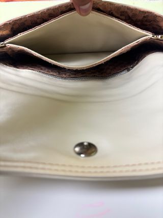 Cartera de mano crema vintage con forro estampado