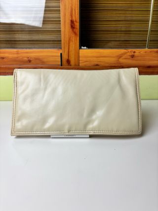 Cartera de mano crema vintage con forro estampado