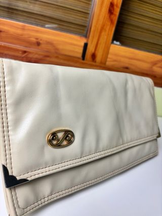 Cartera de mano crema vintage con forro estampado