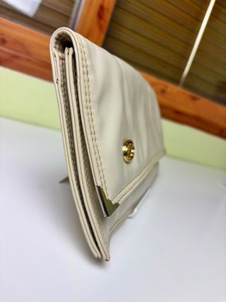 Cartera de mano crema vintage con forro estampado