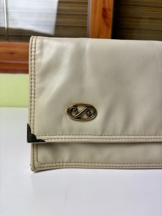 Cartera de mano crema vintage con forro estampado